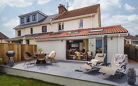 Littlefields - With Hot Tub, Garden, Private Parking And Short Walk To Beach